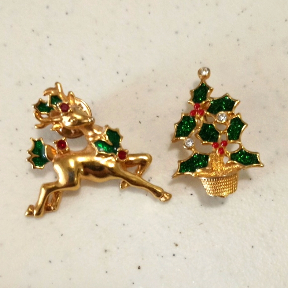 🦌🎄2 Avon Christmas Pins Brooches Holly Reindeer Vintage🎄 - Picture 1 of 5